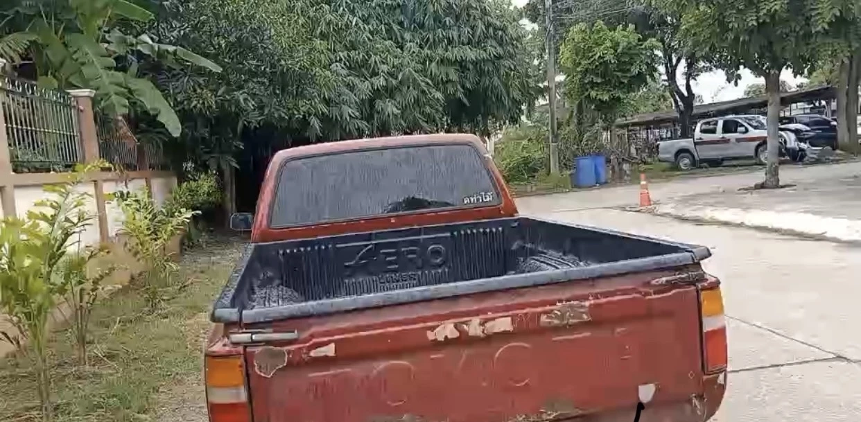 ลุงคนขับรถกระบะโยนลูกสุนัขลงถนนตายเข้ามอบตัวตำรวจ ยอมรับว่าเมาสุรา