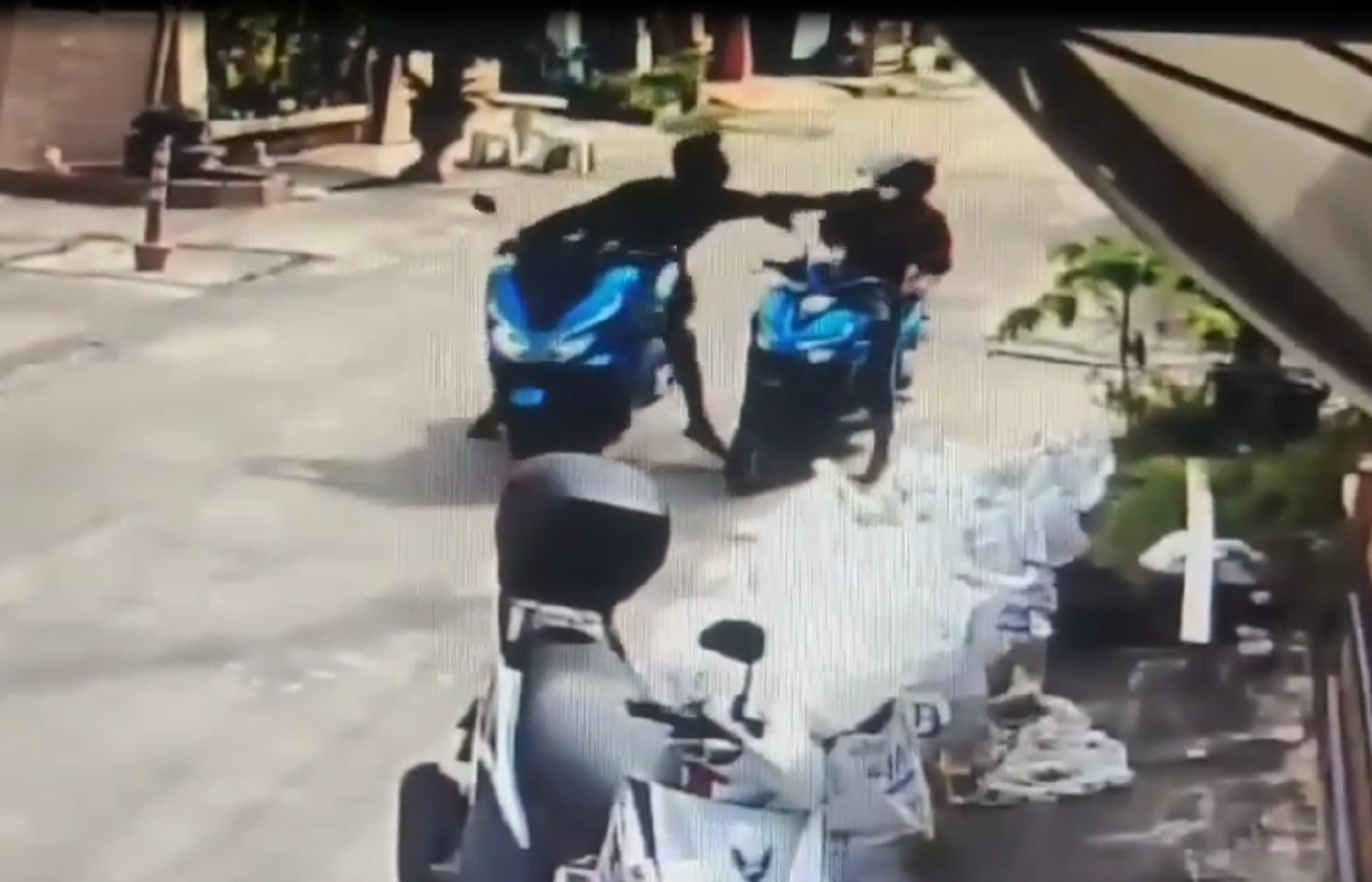 เตือนภัยคนร้ายกระชากสร้อยคอกลางวันแสกๆ 