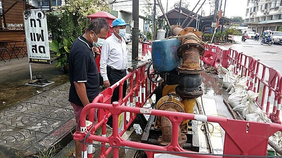 กรมชลฯ สั่งเร่งระบายน้ำช่วยชาวชุมพร ล่าสุดท่วมทางทั้งขาล่อง-ขาขึ้น กทม.