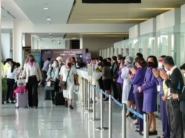 นายกฯ ปลื้ม เปิดประเทศได้รับการตอบรับดี สั่ง ด่านหน้าเข้มคัดกรอง "โอไมครอน"