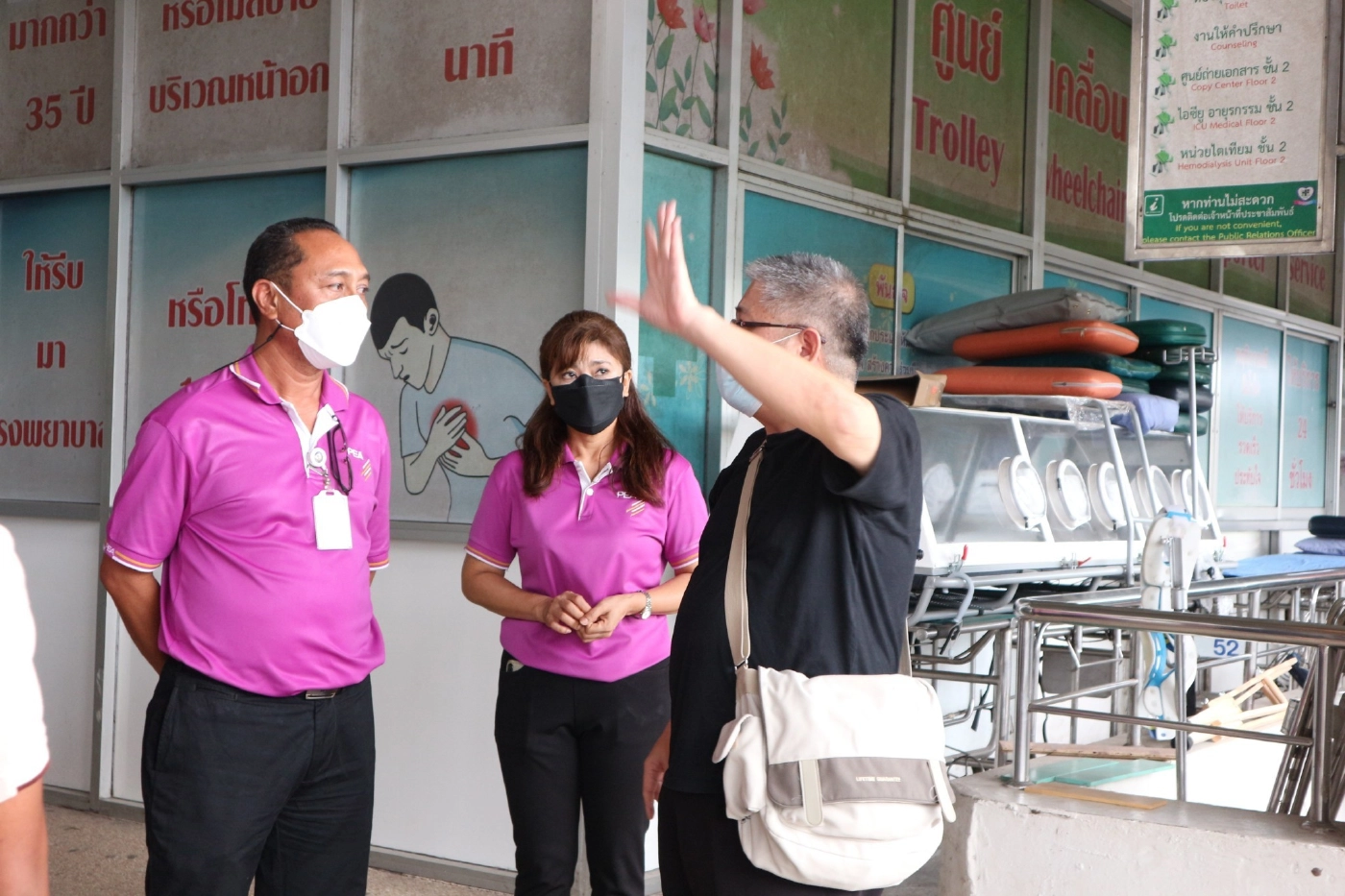 ไฟฟ้าตรังแอ่นอกรับเยียวยาสาวใหญ่ขับจยย.ตกหลุมลึก