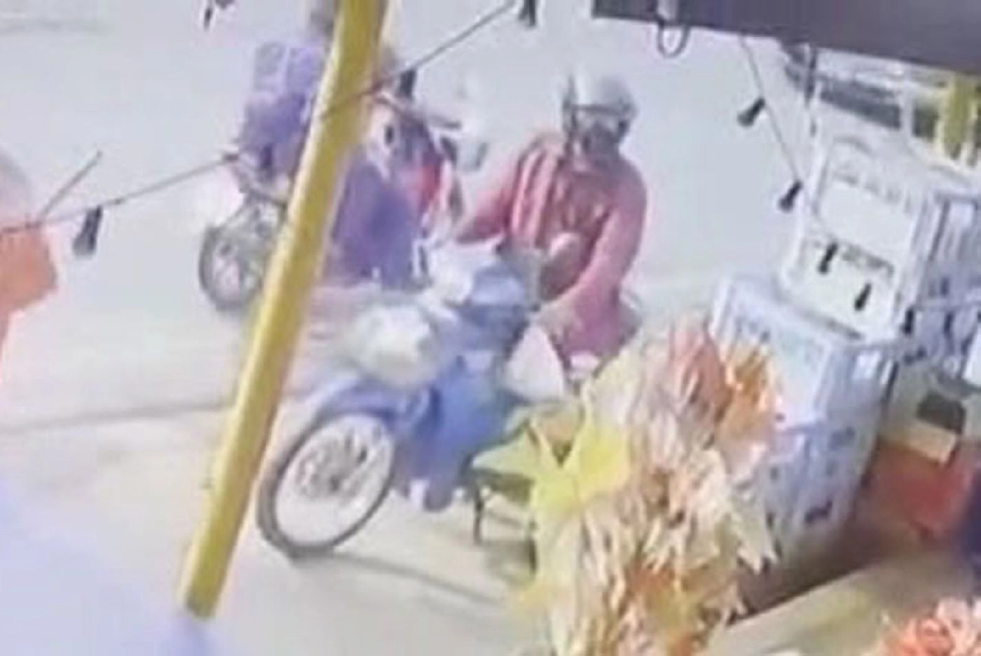 หนุ่มแสบตีเนียน ทำทีขอซื้อน้ำแข็งแอบฉกเงินยอดต้นกฐิน