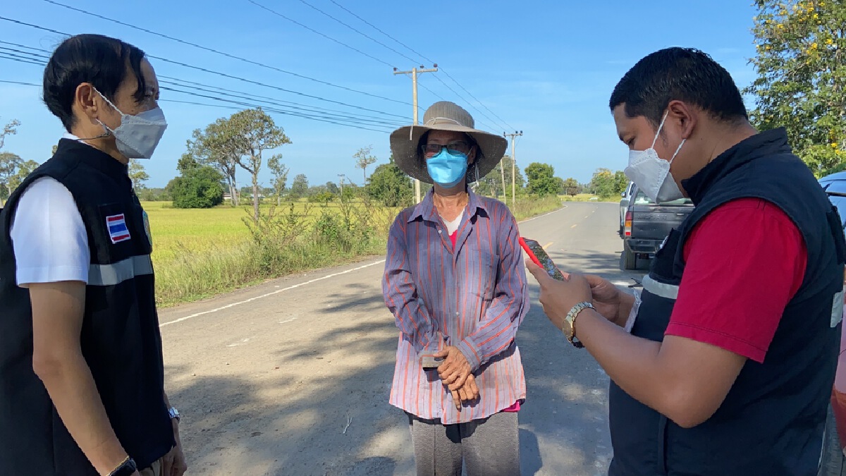 ปลัด อบต.รุดดูสภาพถนนที่พ่อครูสาวขับรถตกหลุมไตฉีก