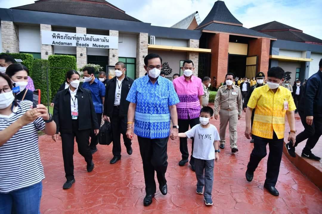กำลังใจล้นที่กระบี่ “หนูน้อยวัย 5 ขวบ” ชูป้าย “รักนายกฯ ลุงตู่ ครับ”