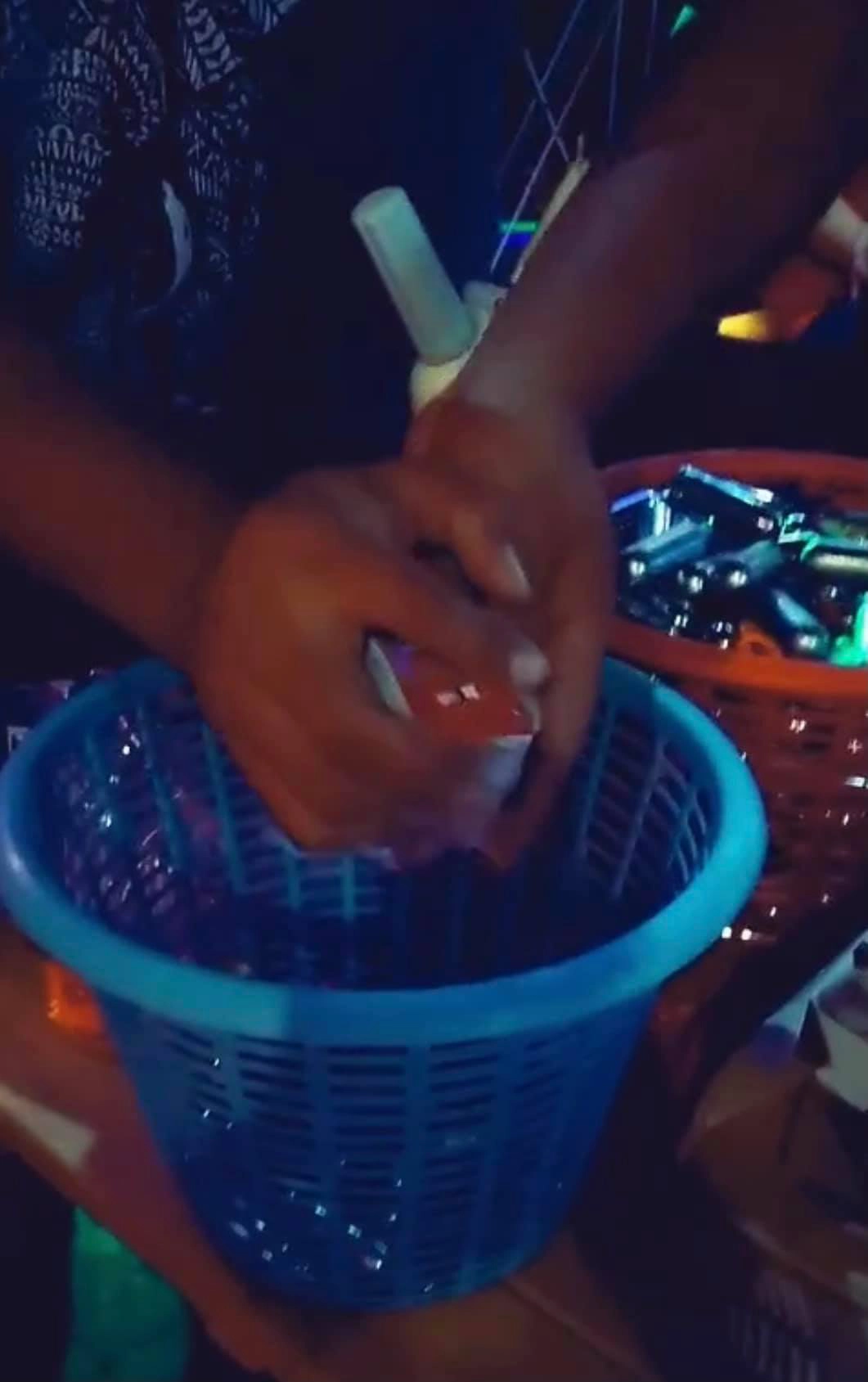 กลับมาอีกแล้ว! ลูกโป่งก๊าซหัวเราะระบาดหนักเจอโผล่ที่ถนนข้าวสาร