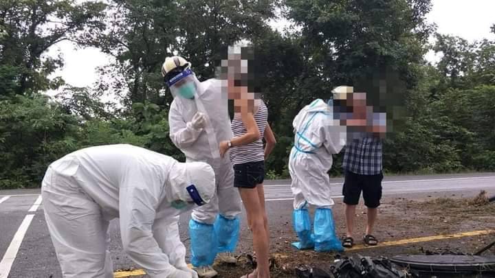 สองสามีต่างชาติซิ่งเก๋งฝ่าสายฝนชนต้นไม้-โชคดีแค่เจ็บ