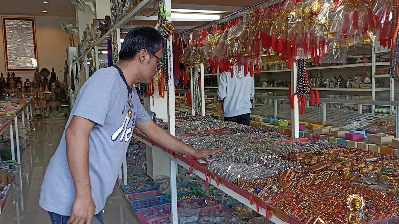 อึ้ง! วงจรปิดจับภาพ พระสงฆ์ ตระเวณขโมยของตลาดอินโดจีน ทั้งอาสนะ พระเครื่อง