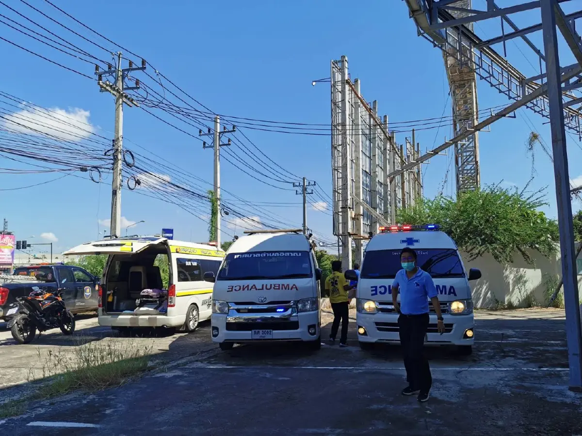 ลุ้นระทึกหนุ่มใหญ่ชักเกร็ง ติดบนป้ายโฆษณาสูงกว่า 20 เมตร