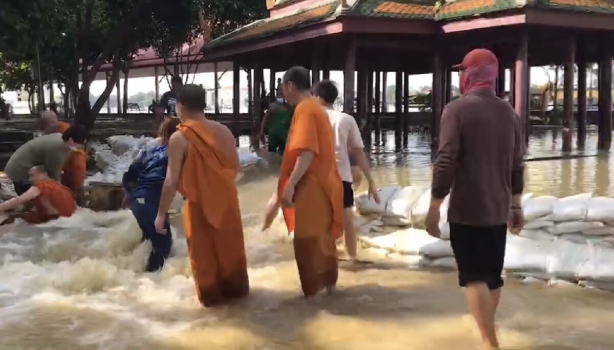 แม่น้ำเจ้าพระยาหนุนสูง พัดแนวกระสอบทรายพังไหลท่วม 500 หลังคาเรือน