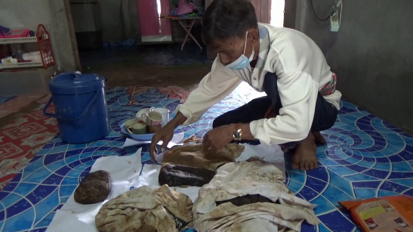 เปิดขุมทรัพย์ใต้เตียง  อำพันทะเลกว่า 20 ก้อน