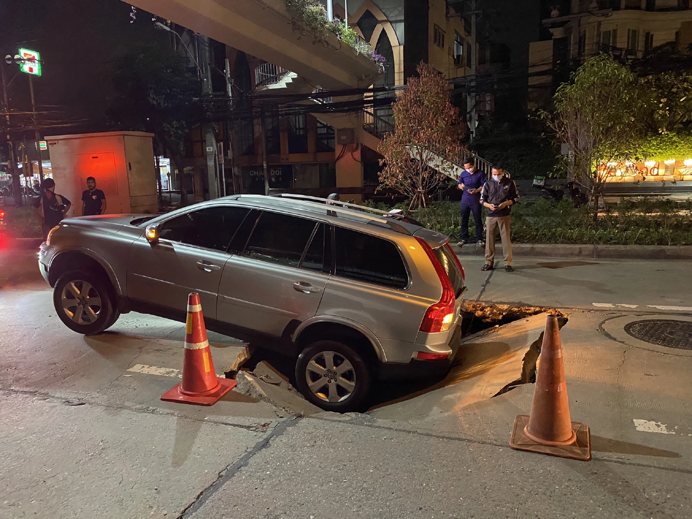 ช็อก ! ถนนจรัญสนิทวงศ์ทรุดตัว ทำรถยนต์-จยย.เสียหาย คนเจ็บอีก 1