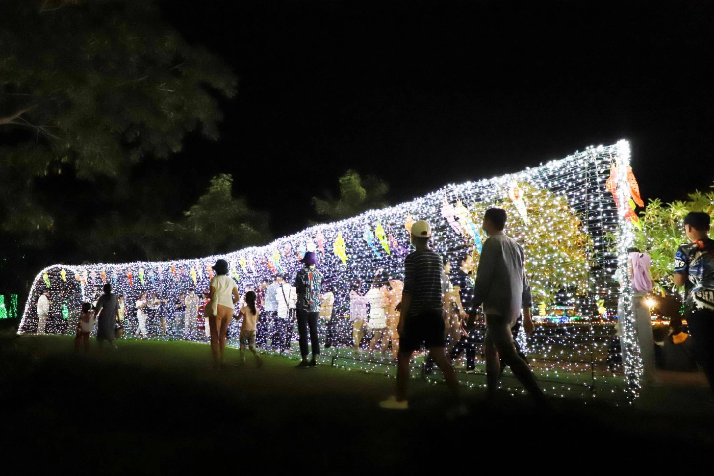 กฟผ.แม่เมาะ เนรมิตทุ่งดอกไม้-สร้าง “ขัวแตะ-เติ๋นลอยฟ้า”