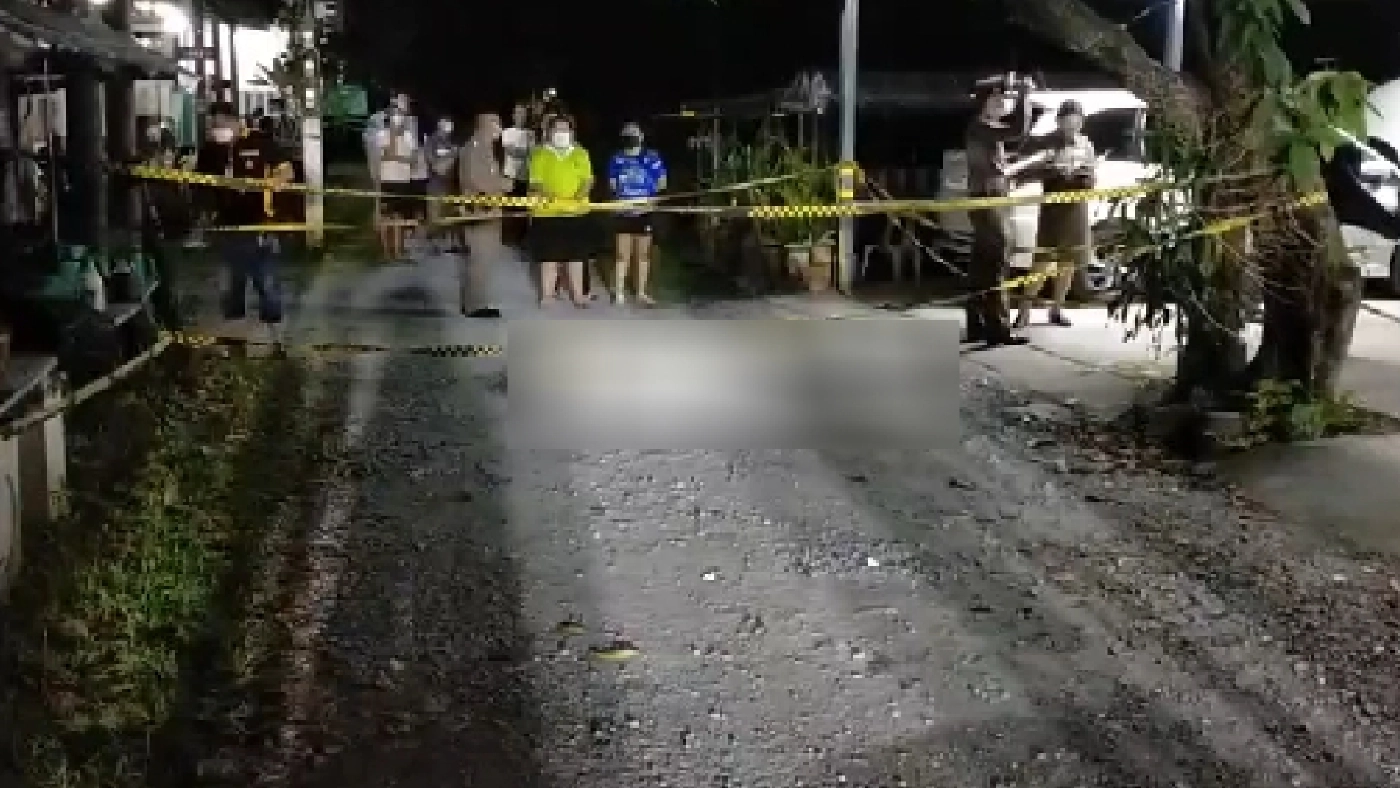 ญาติ ขวางทางเข้าบ้าน กลับไปบอกพ่อ ออกมาเคลียร์ด้วยปืน ดับ 2 สาหัส 1