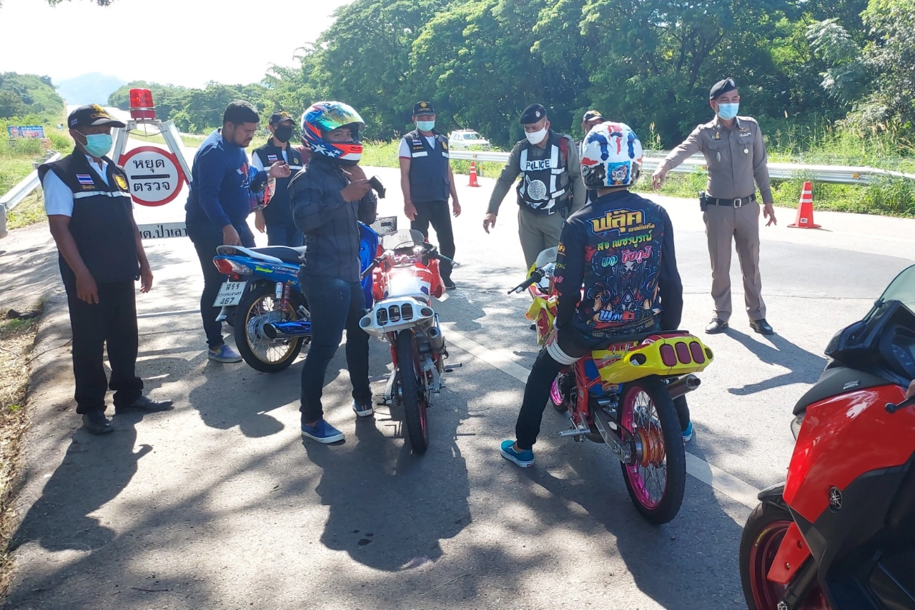 แก๊งทริปน้ำไม่อาบ แห่เดินทางกลับ ตร.-ปกครอง ยอมรับทำได้แค่ปราม