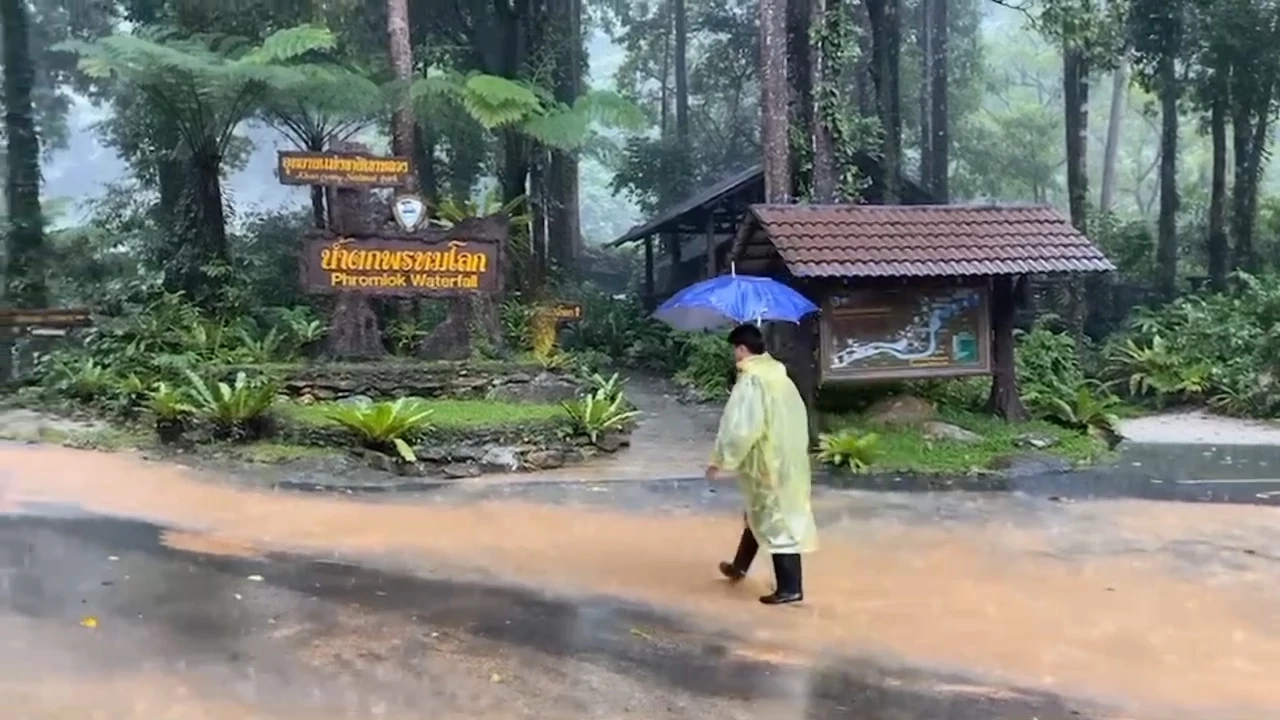 เปิดนาที! น้ำป่าน้ำตกพรหมโลก เมืองคอน ไหลบ่าทะลัก