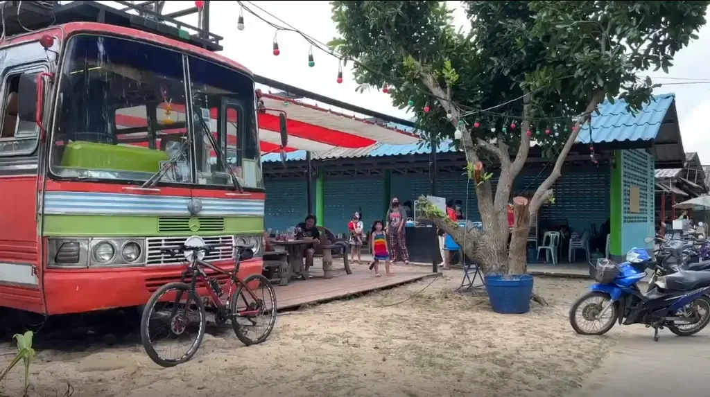 พ่อค้าก๋วยเตี๋ยวดิ้นสู้โควิด ใช้รถบัสแทนร้าน