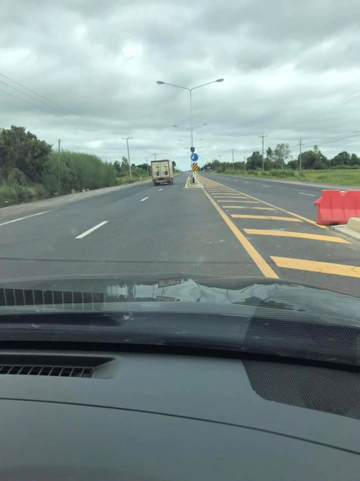 อันตรายมาก ! ชาวเน็ตจวกยับออกแบบถนนชุ่ย – รถเสี่ยงอุบัติเหตุ