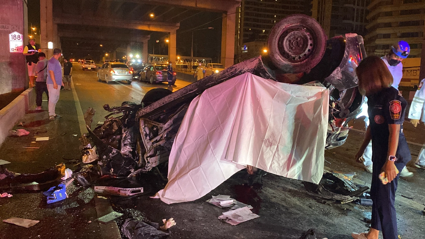 รถชนกันบนเชิงสะพานข้ามแยกลาดพร้าว ยับ รถก่อเหตุ คนขับดับคาเข็มขัดนิรภัย