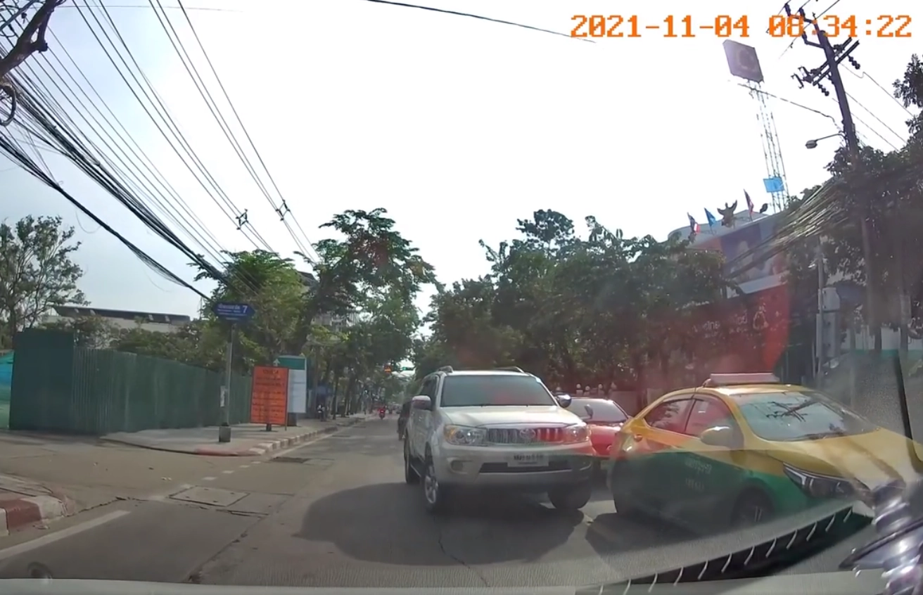 สุดทน "รถฟอร์จูนเนอร์" มักง่าย ลักไก่ขับสวนเลน