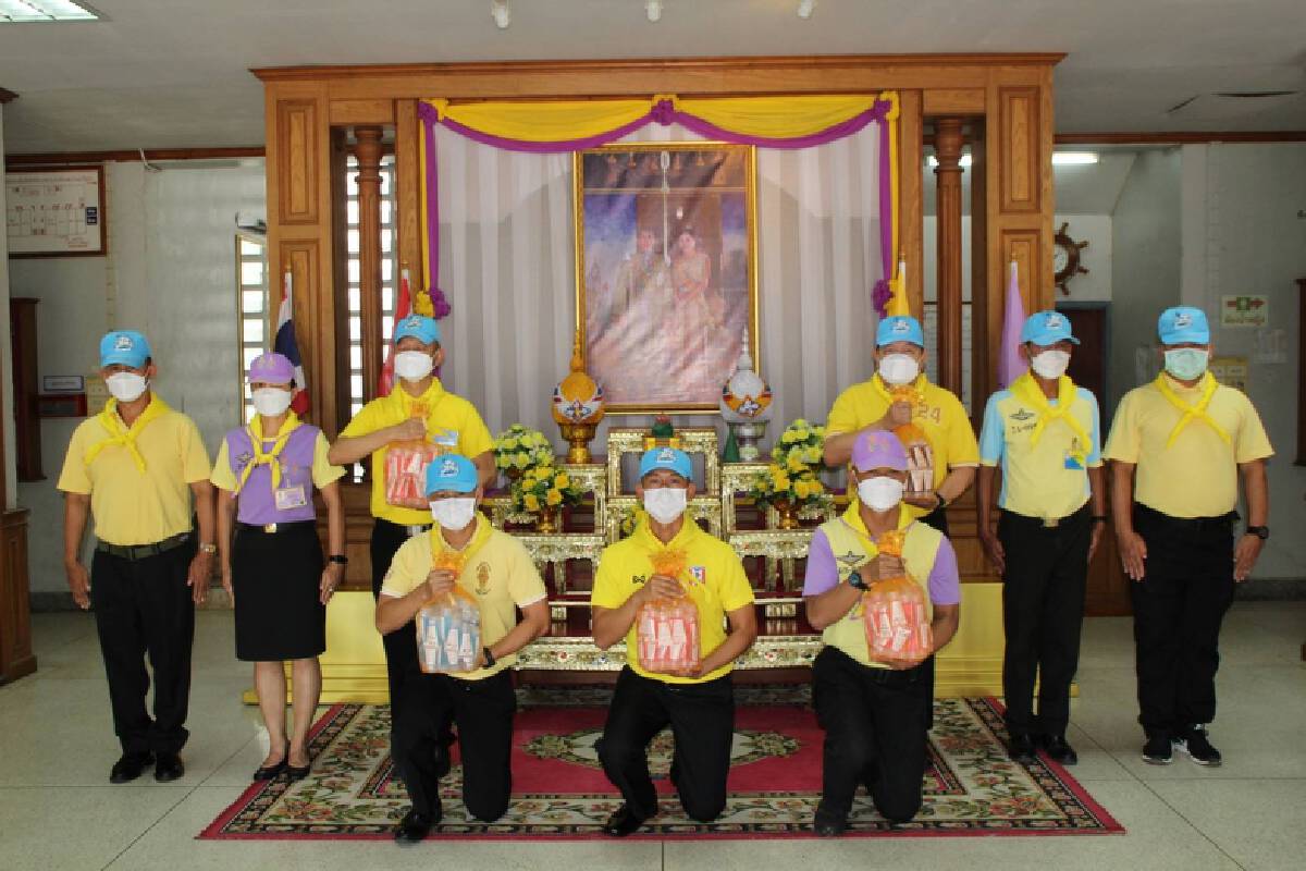 ในหลวง-พระราชินีพระราชทานเจลแอลกอฮอล์แก่ชาวลำปาง