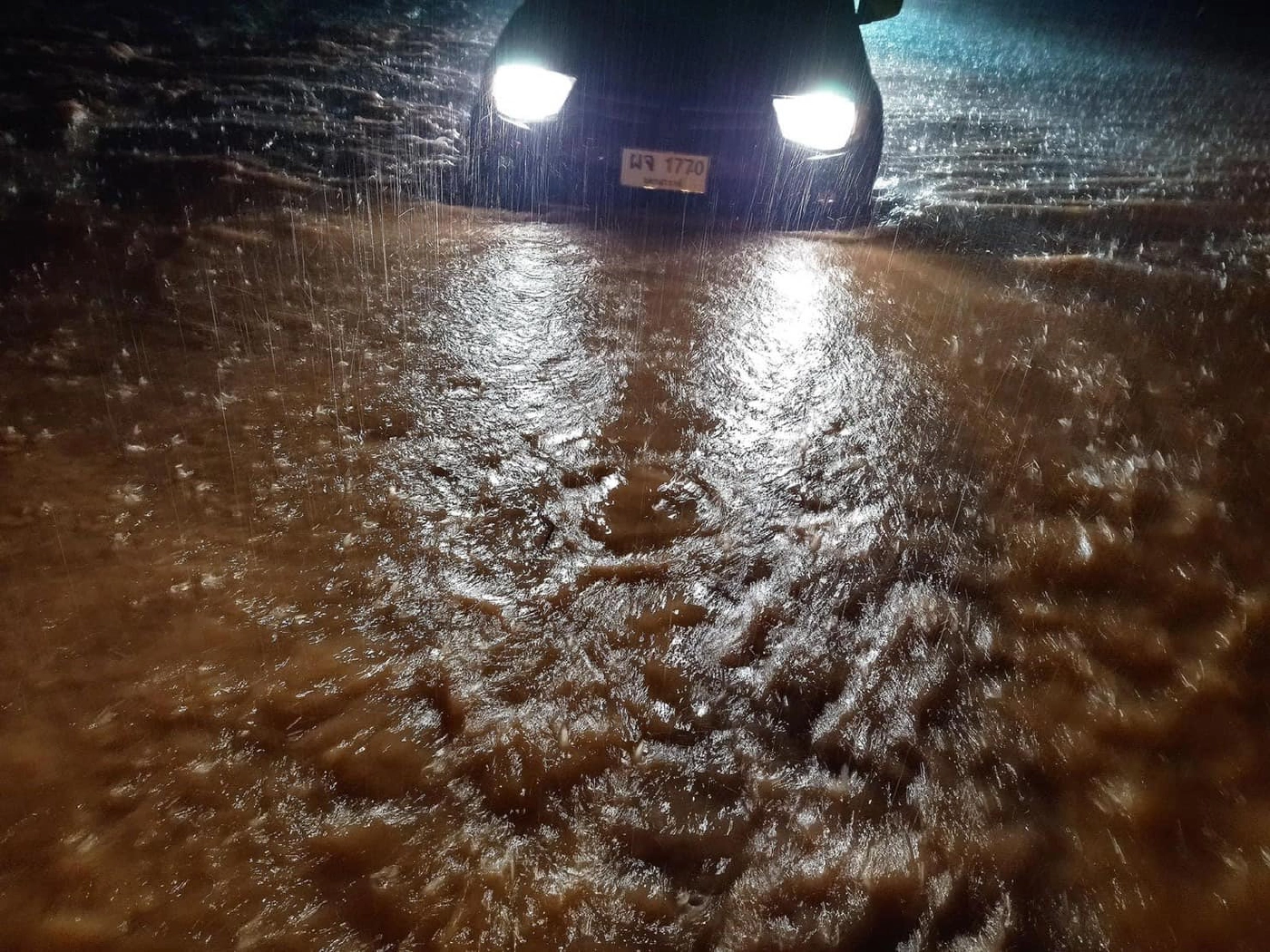 ด่วน! ปิดถนนเอเชีย 41 ที่ จ.ชุมพร น้ำท่วมหนักจนรถผ่านไม่ได้