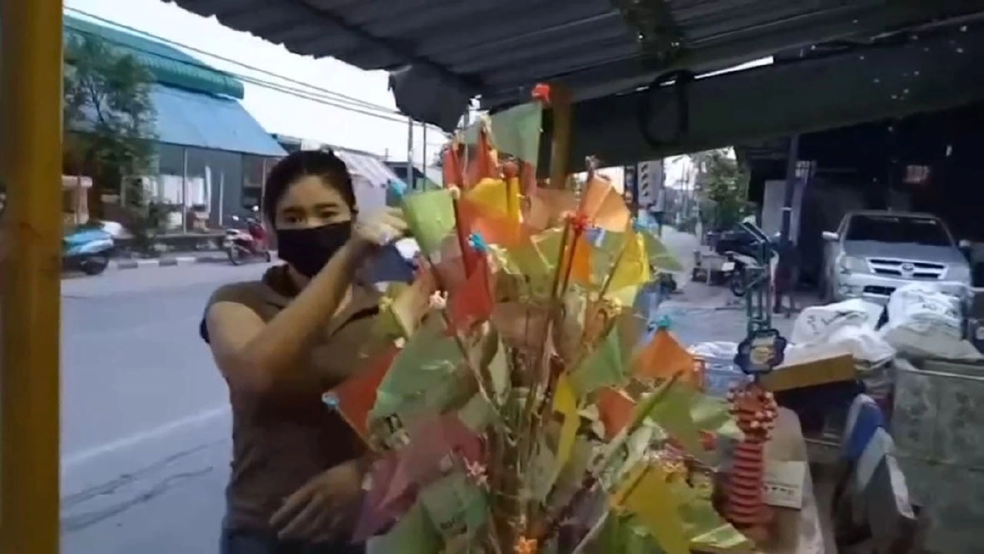 หนุ่มแสบตีเนียน ทำทีขอซื้อน้ำแข็งแอบฉกเงินยอดต้นกฐิน