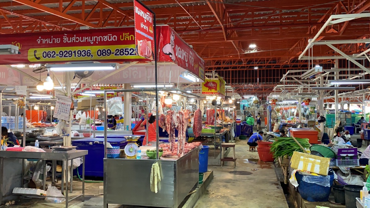 เขียงหมูโคราชพาเหรดขึ้นราคาหลังภัยน้ำท่วมและน้ำมันขึ้นราคา