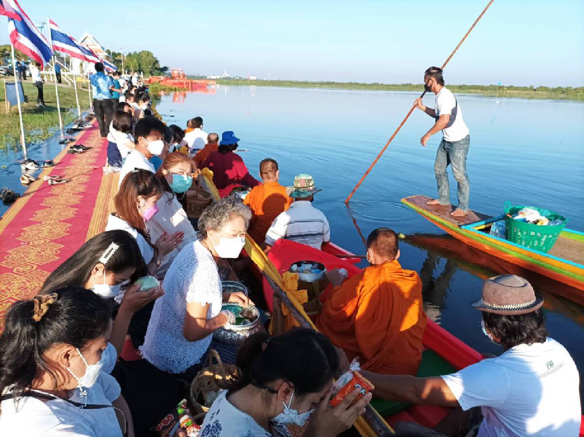 ฟื้นตักบาตรทางน้ำ ทุกวันเสาร์ ประเพณีที่งดงามของชาวสกลนคร