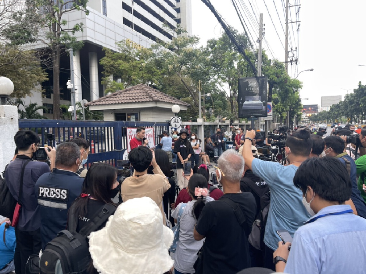 “ม็อบสามนิ้ว” ชุมนุม “ศาลอาญารัชดา” ขอยกเลิก 112 ย้ำปฏิรูปไม่เท่ากับล้มล้าง