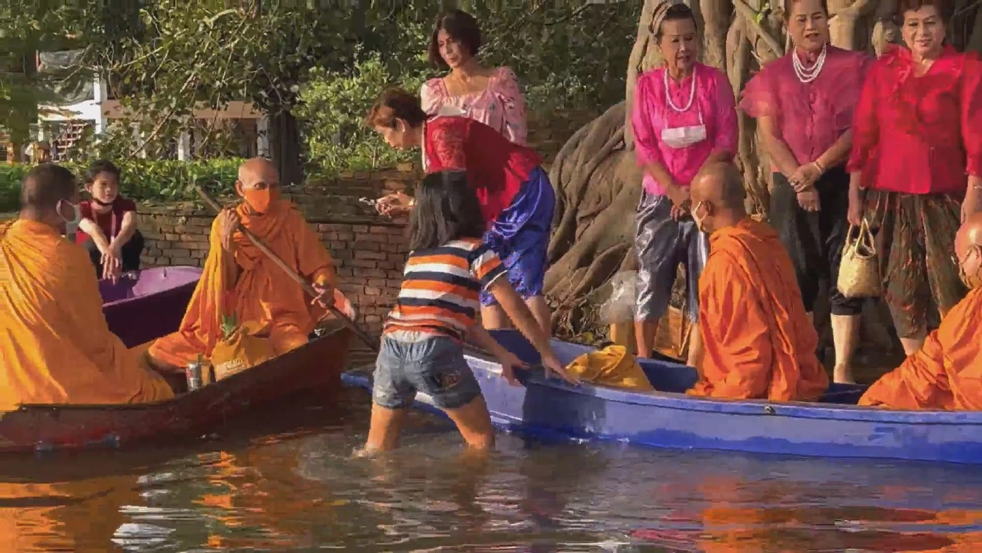 คึกคัก นนท.แห้ใส่บาตรประตูกาลเวลา แม้น้ำท่วม สร้างรายได้กว่า 2 พันบาทต่อวัน