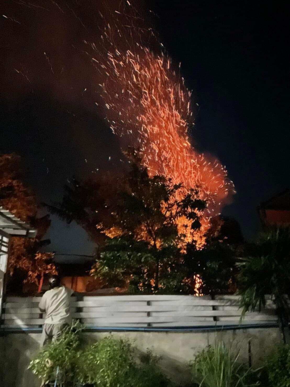 เตือนสติ ! ชาวบ้านโวยเผาใกล้เขตชุมชน เกือบทำไฟไหม้วอดทั้งหลัง