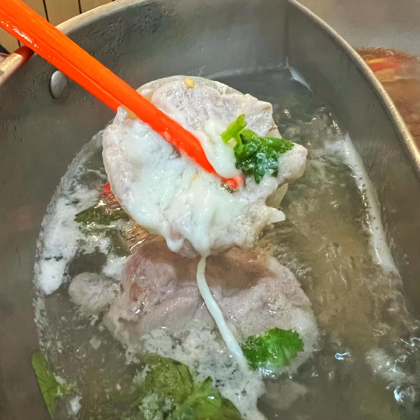 โซเชียลแห่แชร์ "กระทงมิติใหม่" ในหม้อชาบู ลอยได้อร่อยด้วย