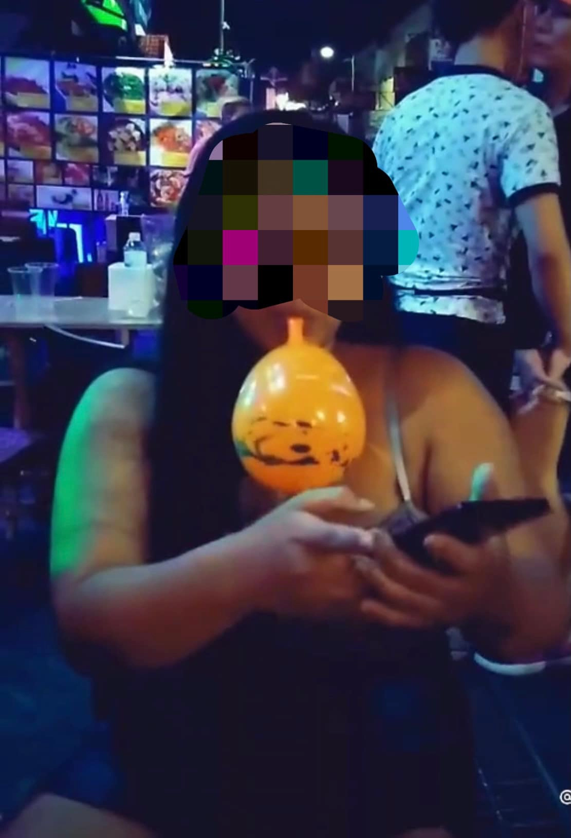 กลับมาอีกแล้ว! ลูกโป่งก๊าซหัวเราะระบาดหนักเจอโผล่ที่ถนนข้าวสาร