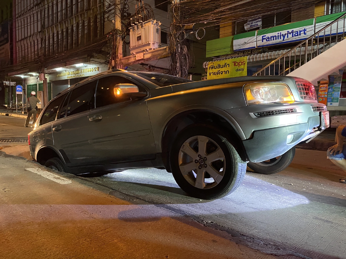 ช็อก ! ถนนจรัญสนิทวงศ์ทรุดตัว ทำรถยนต์-จยย.เสียหาย คนเจ็บอีก 1