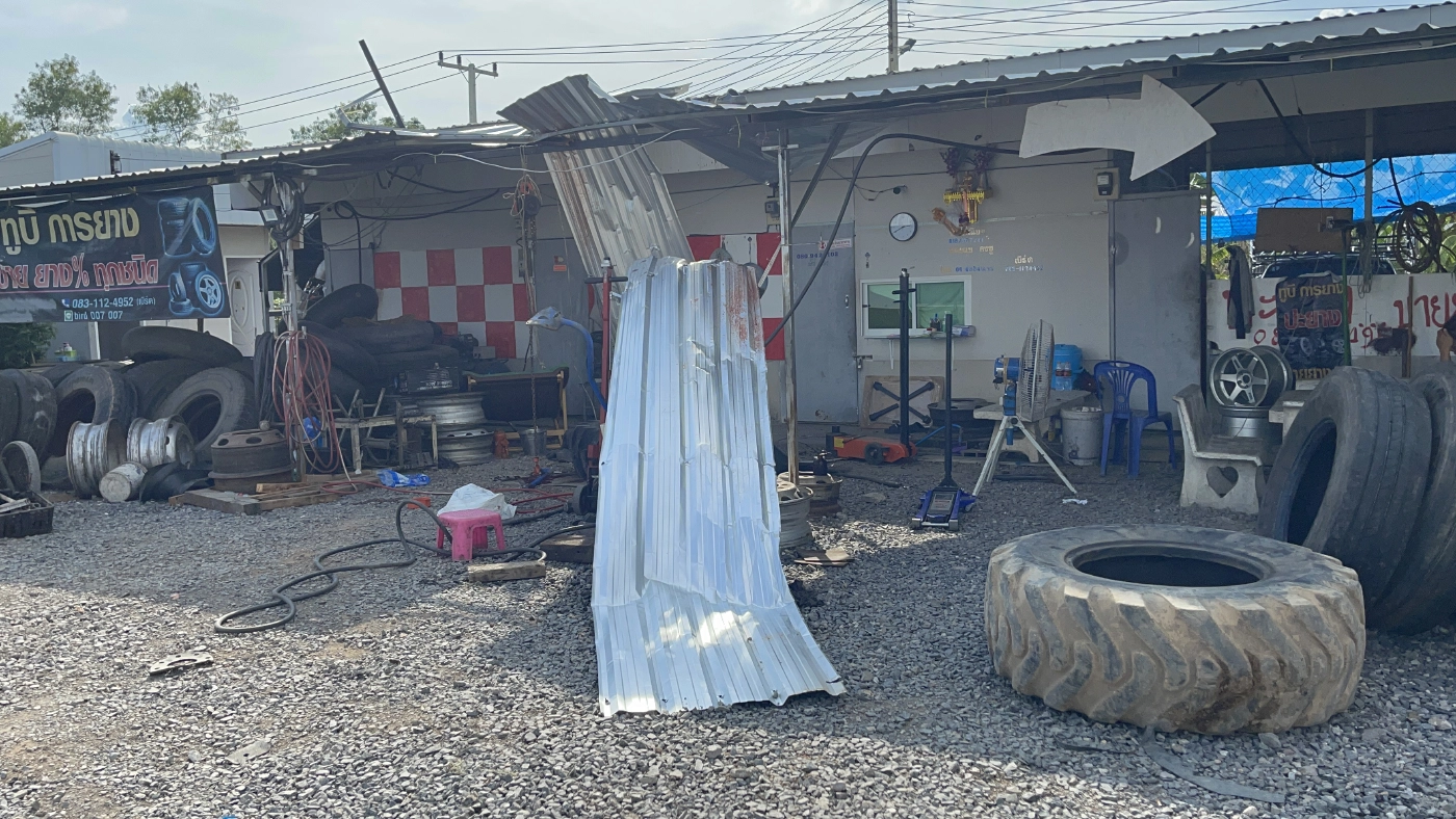 ช่างเปลี่ยนยางรถไถ เติมลมยางระเบิดศรีษะเปิด เสียชีวิตคาที่