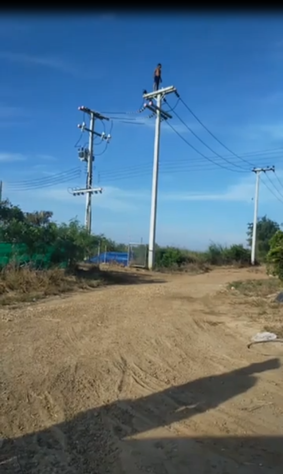 ระทึก! ชายเครียดปีนเสาไฟฟ้า เจรจา จนท.ขอลงเอง