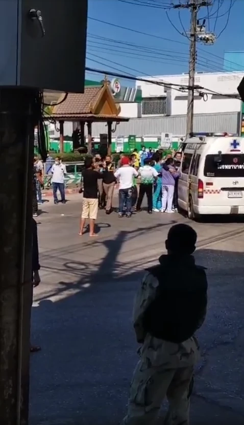 ตร.-พลเมืองดี ช่วยชาร์ตตัว "ชายคิดสั้น" กลางสามแยก