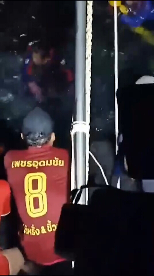 ลูกเรือประมงช่วย "ฉลามวาฬ" ติดอวนคืนสู่ทะเล