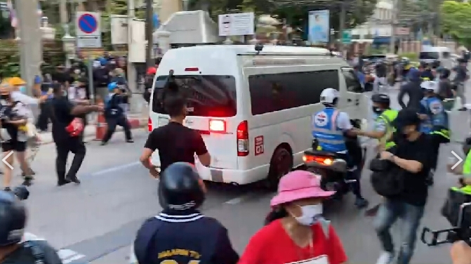 สรุปไทม์ไลน์ "ม็อบ 14 พ.ย." บุกสถานทูตเยอรมัน-ผู้ชุมนุมถูกยิงเจ็บ