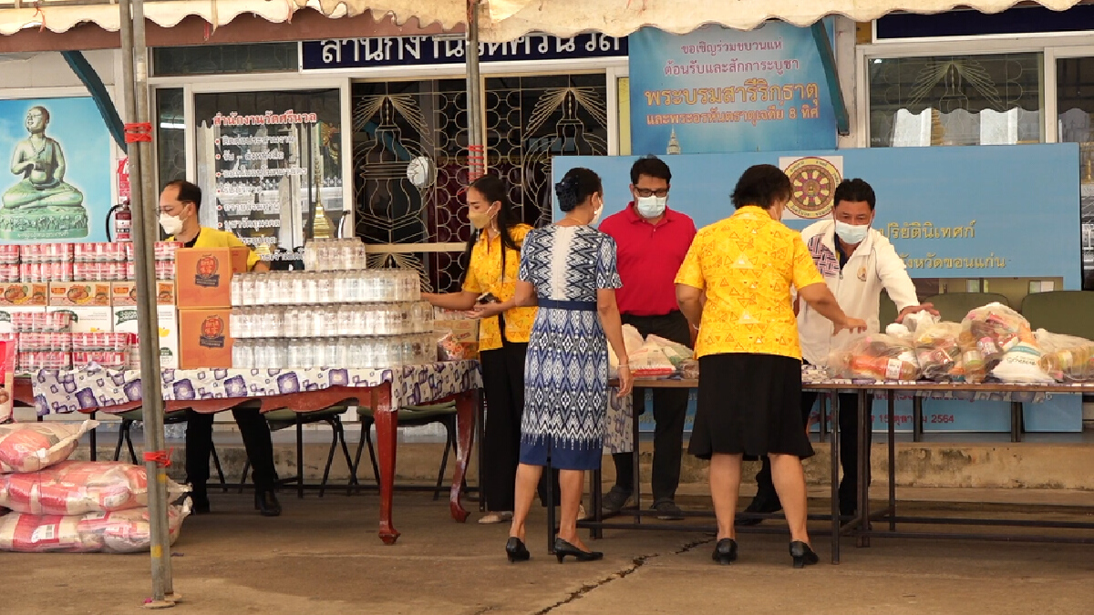 พระวัดดังขอนแก่น ประกอบอาหารแจกจ่ายพระในวัดหลังติดโควิด-19