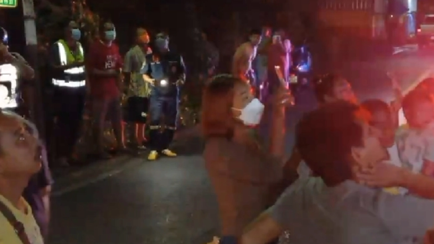 สาวคลั่งโดดตึก อาสากู้ภัยล็อกตัวช่วยไว้ได้ปลอดภัย