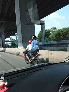 จยย.ลักลอบขึ้นทางด่วนรามอินทราฯ พุ่งชนรถยนต์บาดเจ็บ