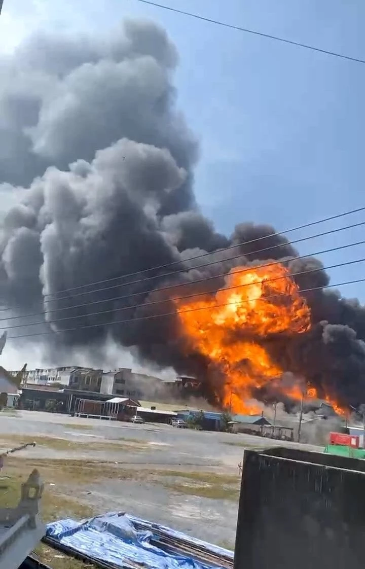 ไฟไหม้โกดังเก็บน้ำมันย่านอ้อมใหญ่ ยังคุมเพลิงไม่ได้