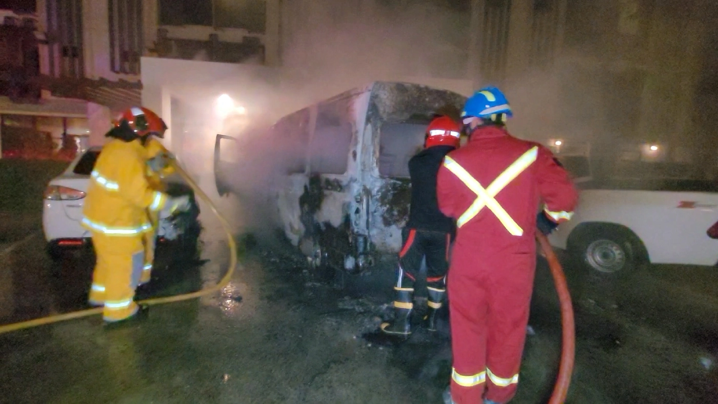 ไฟปริศนาไหม้รถตู้ลานจอดรถโรงแรมดังเสียหาย 4 คัน