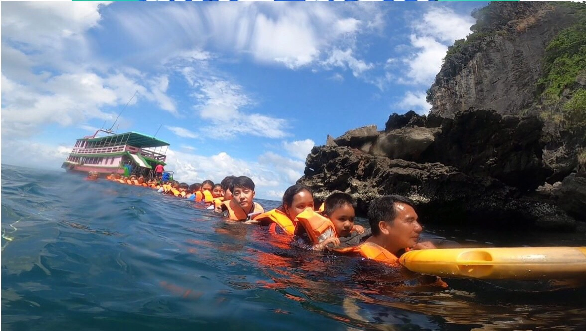 คึกคักอีกครั้ง!! นทท.ลงเกาะ ลอดถ้ำมรกต