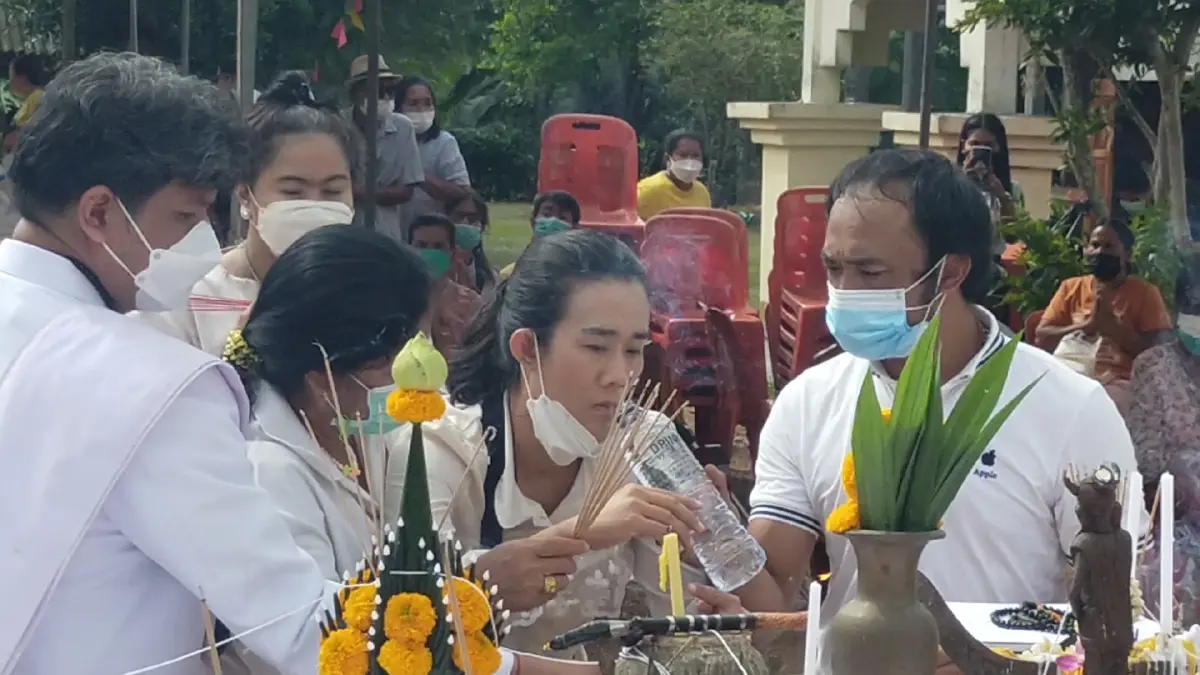 สาวกรี๊ดลั่นร่ายรำบูชา "ไอ้ไข่" ผู้ศรัทธาถูกรางวัลที่ 1 มาแล้ว 2 งวด