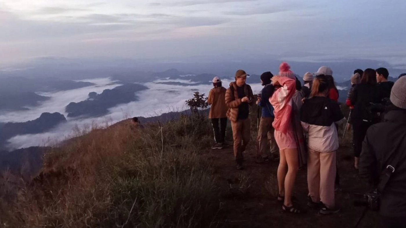 นักท่องเที่ยวแห่สัมผัสลมหนาว "สันหนอกวัว" อช.เขาแหลม หลังเปิดประเทศ