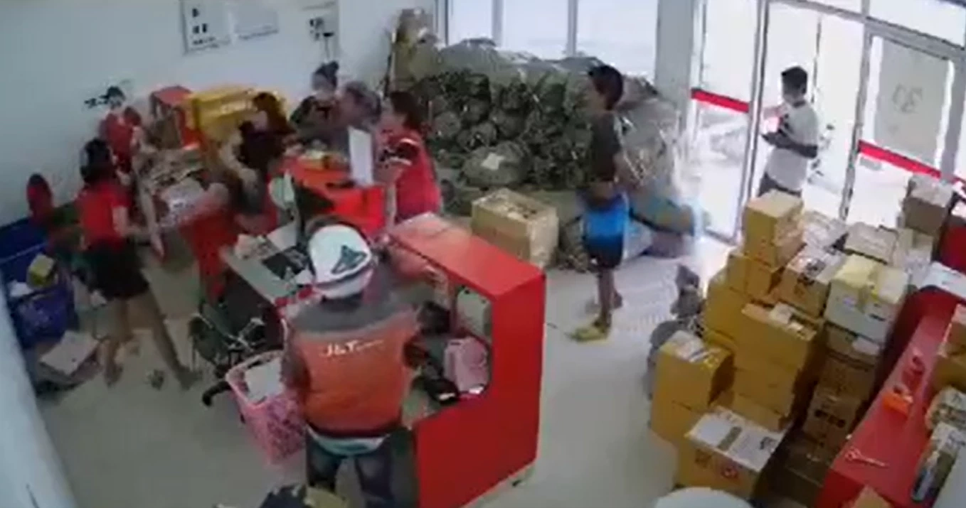 เดือด! แก๊งวัยรุ่นฉุนพูดจาไม่เข้าหู รุมทำร้าย พนง.ส่งพัสดุ 