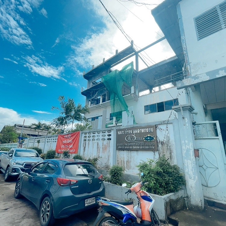 ด่วน !! ตึกถล่มย่านท่าข้าม เบื้องต้นเสียชีวิต 1 ราย