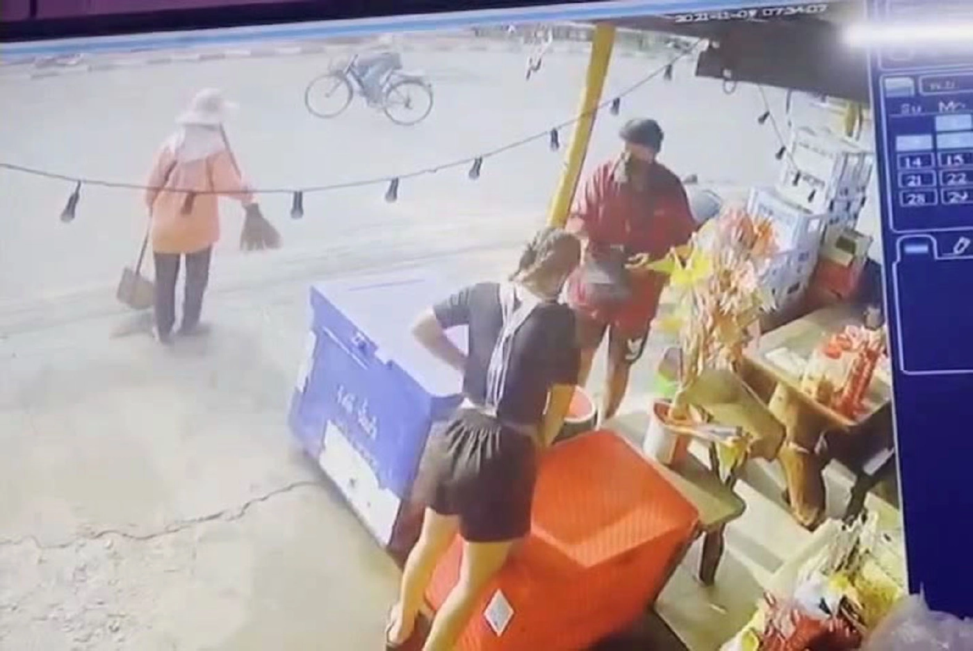 หนุ่มแสบตีเนียน ทำทีขอซื้อน้ำแข็งแอบฉกเงินยอดต้นกฐิน